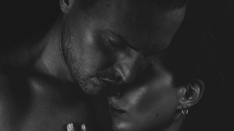 Couple enlacé en noir et blanc, évoquant la baisse de désir sexuel chez la femme