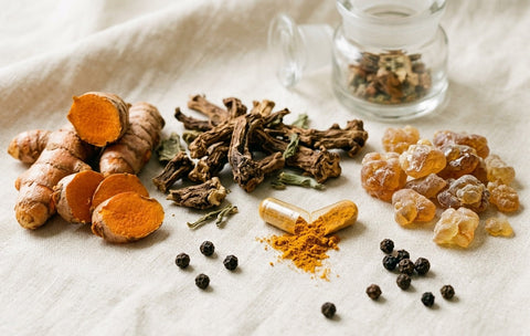 Curcuma, harpagophytum et boswellia, plantes anti-inflammatoires naturelles pour les articulations